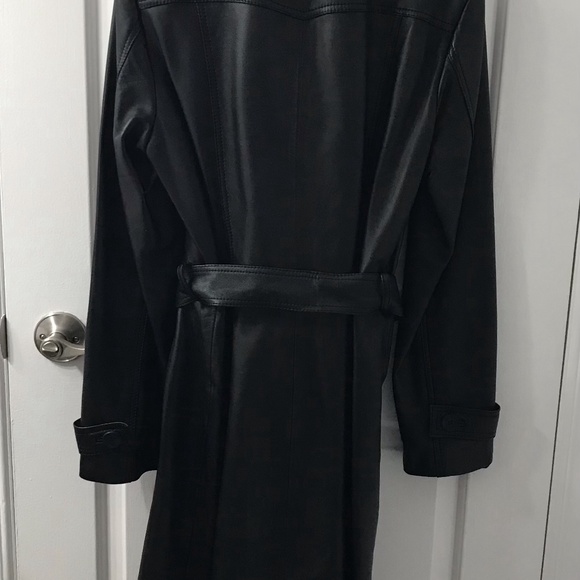 Woman’s leather coat - Picture 3 of 3